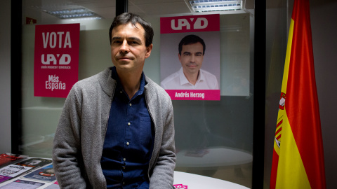 El candidato de UPyD a la Presidencia del Gobierno, Andrés Herzog, en un momento de su entrevista con Público. JAIRO VARGAS