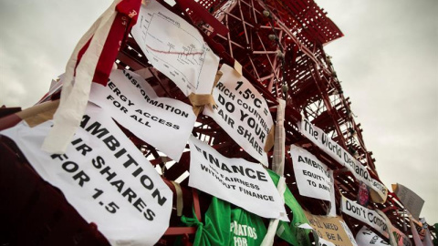 Vista de una réplica de la Torre Eiffel construida a partir de sillas y expuesta para reclamar medidas de acción contra el cambio climático. EFE/Jose Rodriguez