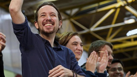 El candidato de Podemos a la Presidencia del Gobierno, Pablo Iglesias, junto a la alcaldesa de Barcelona, Ada Colau. EFE