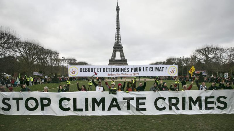 Varios manifestantes rechazan las conclusiones de la COP21. EFE