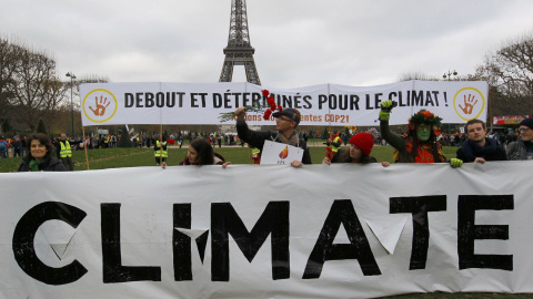 Protestas frente a la Torre Eiffel en el día final de la Cumbre del Clima en París. REUTERS