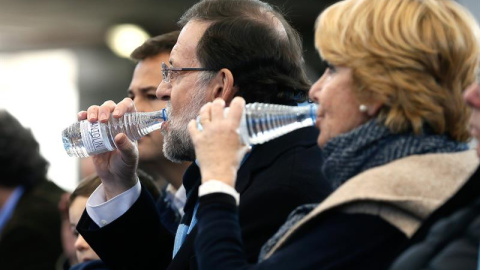 El presidente del Gobierno, Mariano Rajoy, y la presidenta del PP de Madrid, Esperanza Aguirre, durante el acto central de su partido que se ha celebrado hoy en la plaza de toros de la localidad madrileña de Las Rozas. EFE/JuanJo Martin