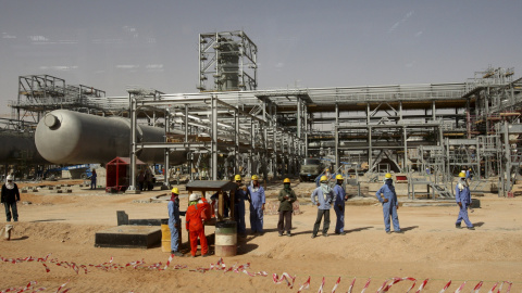 Trabajadores del campo petrolífero de Khurais, a 160 km de Riad (Arabia Saudí). REUTERS/Ali Jarekji