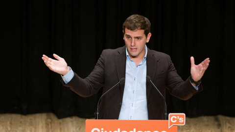 El candidato de C's a la Presidencia del Gobierno, Albert Rivera, durante su intervención en un acto electoral celebrado hoy en Ávila. EFE/Raúl Sanchidrián