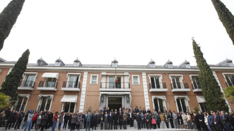 El presidente del Gobierno, Mariano Rajoy (c), junto al personal del complejo de la Moncloa, durante el minuto de silencio. / EFE