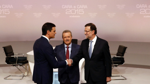 Mariano Rajoy y Pedro Sánchez se estrechan la mano, en presencia de  Manuel Campo Vidal, antes del comienzo de su cara a cara. REUTERS/Juan Medina