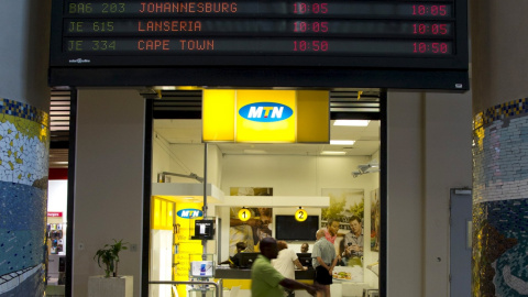 Un viajero pasa por delante de una tienda de la operadora sudafricana MTN, en el aeropuerto Rey Shaka, en Durban (Sudáfrica). REUTERS/Rogan Ward