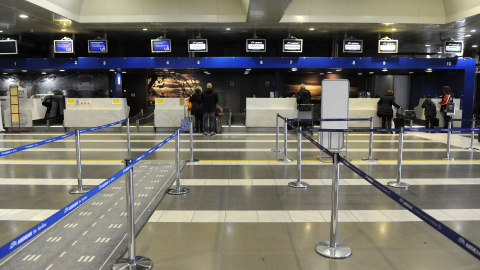 Zona de 'check.in' del aeropuerto de la ciudad griega de Salónica, incluido en el acuerdo de concesión al consorcio liderado por el grupo alemán Fraport. REUTERS/Alexandros Avramidis