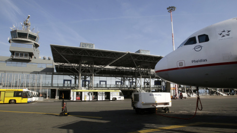 El aeropuerto de la ciudad griega de Salónica, incluido en el acuerdo de concesión al consorcio liderado por el grupo alemán Fraport. REUTERS/Alexandros Avramidis