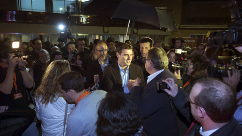 El candidato de Cs a la Presidencia del Gobierno, Albert Rivera, acompañado por el portavoz de la formación en Castilla y León, Luis Fuentes, saluda a unos simpatizantes a su salida del acto electoral celebrado en Ávila. EFE/Raúl Sanchidriá