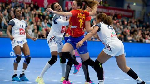 Macarena Aguilar intenta un lanzamiento en un momento del partido ante Francia. EFE/Bent Frederiksen