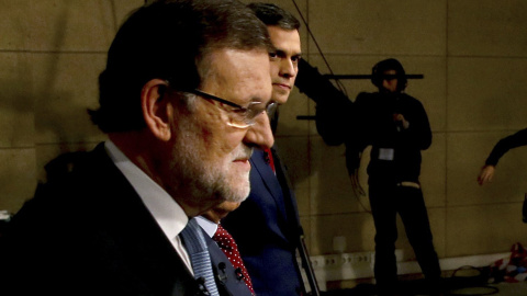 El presidente del Ejecutivo, Mariano Rajoy, y el líder del PSOE, Pedro Sánchez, candidatos a la presidencia del Gobierno para las elecciones generales del 20-D, a su llegada al debate moderado por el presidente de la Academia de Televisión,