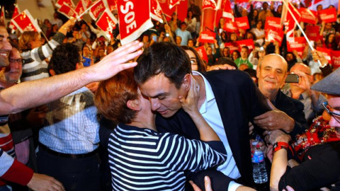 El secretario general del PSOE y candidato a la Presidencia del Gobierno, Pedro Sánchez, es saludado por una simpatizante al inicio del acto del PSOE en Badajoz dentro de la campaña para las elecciones generales del 20D. EFE