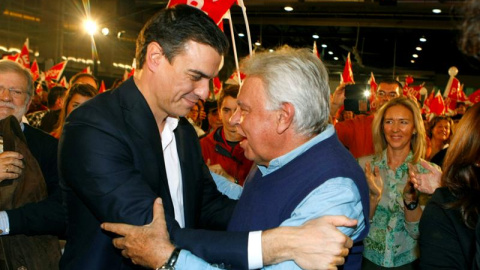 Pedro Sánchez y Felipe González en el mitin del PSOE en Badajoz.- EFE