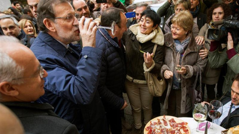 Rajoy bebe una copa de vino durante su visita, este martes, a Logroño. /EFE