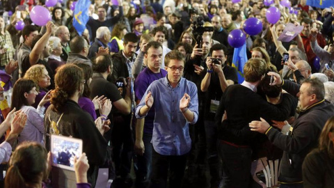 El jefe de campaña de Podemos, Íñigo Errejón, a su llegada al mitin electoral de su partido de cara a las elecciones generales del 20D, celebrado en el Palacio de Deportes de Oviedo. EFE