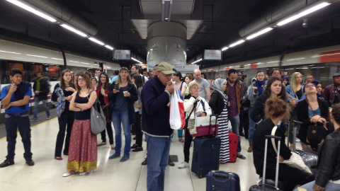 Viajeros afectados por un robo de cable en la red de Rodalies de Renfe en Barcelona.