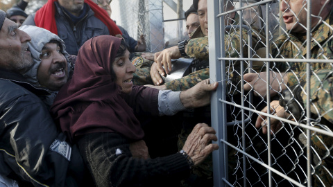 Refugiados sirios intentan pasar la frontera en Macedonia. REUTERS/Yannis Behrakis