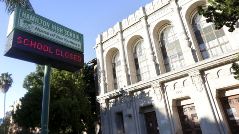 La escuela Hamilton de Los Ángeles informa de que está cerrada. REUTERS/Jonathan Alcorn