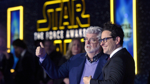 El creador de 'Star Wars' George Lucas y el director JJ Abrahms posan durante estreno de 'El despertar de la fuerza' en Hollywood, Los Ángeles. REUTERS/Kevork Djansezian