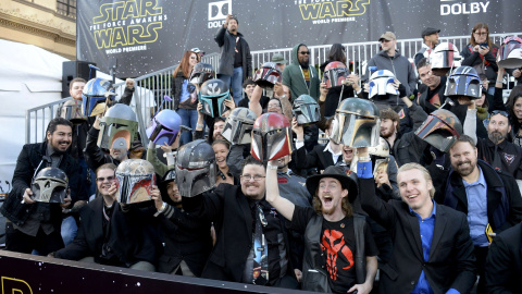 Seguidores de 'Star Wars' durante el estreno de 'El despertar de la fuerza' en Hollywood, California. REUTERS/Kevork Djansezian