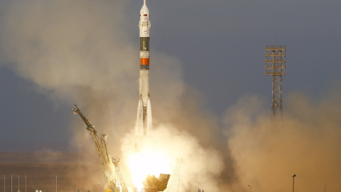 La nave espacial Soyuz TMA- 19M lleva a la tripulación de Timothy Peake de Gran Bretaña, Yuri Malenchenko de Rusia y Timothy Kopra de las explosiones de Estados Unidos fuera de la Estación Espacial Internacional (ISS) desde la plataforma de