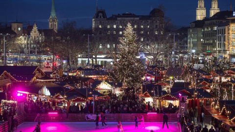 Vista general del mercado navideño de la plaza Sechslaeutenplatz de Zúrich, Suiza. EFE/Valeriano Di Domenico