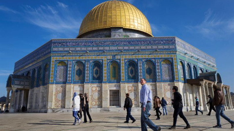 Turistas, israelíes y palestinos pasan delante de la Cúpula de la Roca, en la explanada que alberga las mezquitas, conocida como Noble Santuario para los musulmanes o como Monte del Templo para los judíos, en Jerusalén (Israel). EFE/Jim Hol