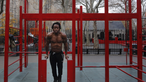 Un hombre practica ejercicio en una parque durante un combate aprovechando el clima cálido fuera de estación de Manhattan, Nueva York. REUTERS/Lucas Jackson