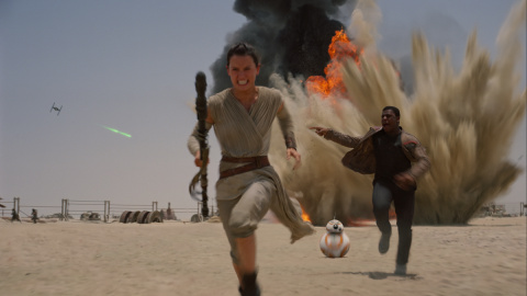 Rey se reúne con Finn y el droide BB-8, y se embarcan en un intenso viaje para encontrar al guerrero más poderoso de la galaxia. /DISNEY