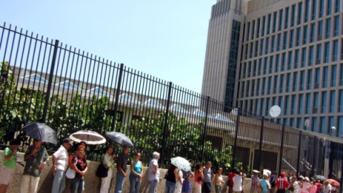 Cola para la Oficina de Intereses en La Habana. EFE