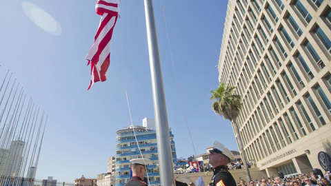 Marines estadounidenses elevan la bandera americana en la Embajada de EEUU en La Habana. AP/Pablo Martinez Monsivais