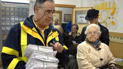 Un cartero de Jaén entrega a primera hora el voto por correo en un colegio electoral de la ciudad - EFE