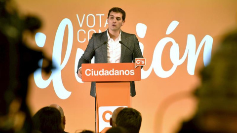 El líder de Ciudadanos, Albert Rivera, durante su intervención en un acto electoral en Bilbao junto a los candidatos de su partido por las circunscripciones vascas. EFE/MIGUEL TOÑA