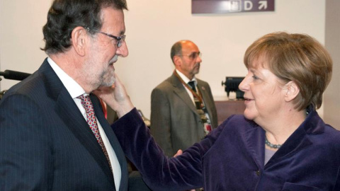 Merkel toca la cara de Rajoy en Bruselas. EFE/Horst Wagner