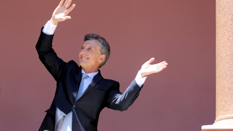 El presidente de Argentina, Macri, baila en el balcón de la Casa Rosada. REUTERS