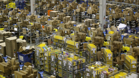 Interior de un centro logístico de Amazon. REUTERS