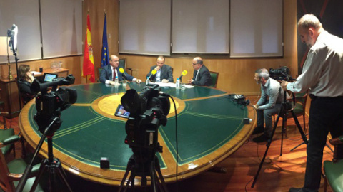 Un  momento de la entrevista del ministro de Economía en funciones, Luis de Guindos, para la cadena Ser.