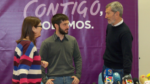 El general Julio Rodíguez, número 2 de Podemos al Congreso por Zaragoza, con el secretario de Relaciones Internacionales de Podemos, Pablo Bustindoy, y Cristina Pemán, candidata al Senado.