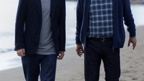 El candidato de IU a la Presidencia del Gobierno, Alberto Garzón, pasea junto a padre, Alberto, por la playa de la localidad malagueña de Rincón de la Victoria donde ha vivido desde su niñez. EFE/Carlos Díaz