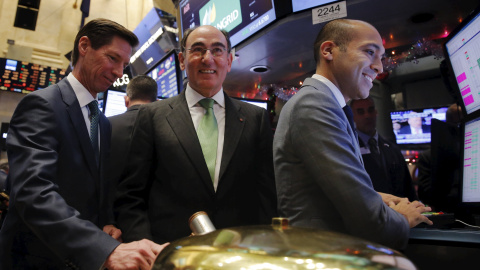 El presidente de Iberdrola y de Avangrid, Ignacio Sánchez Galan, con el  presidente ejecutivo de United Illuminating, James P. Torgerson, en el parqué de la bolsa de Nueva York (NYSE, según sus siglas en inglés). REUTERS/Lucas Jackson