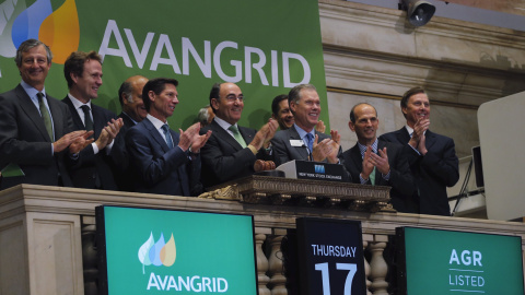 El presidente de Iberdrola y de Avangrid, Ignacio Sánchez Galan, con el  presidente ejecutivo de United Illuminating, James P. Torgerson, en el balncón de la bolsa de Nueva York (NYSE, según sus siglas en inglés), aplauden con el comienzo d