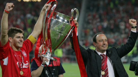 Benítez sostiene con Gerrard la Copa de Europa con el Liverpool.