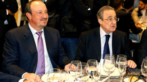 El presidente del Real Madrid, Florentino Pérez, y Rafa Benítez, entrenador blanco, compartieron mesa en la cena navideña del club. EFE/Sergio Barrenechea