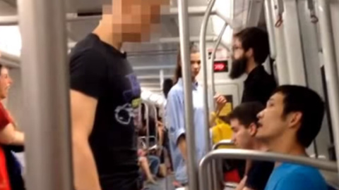 Imagen del vídeo de la agresión en el metro de Barcelona. YOUTUBE.