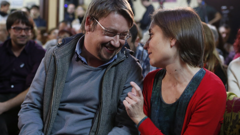 El cabeza de lista de En Comú Podem, Xavier Domènech, y su número dos, Marta Sibina, durante el mitin final de campaña. EFE/Alejandro García