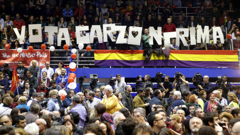 Militantes y simpatizantes asisten al mitin de cierre de campaña del candidato de IU-Unidad Popular, Alberto Garzón, para las elecciones generales del 20-D, en el Polideportivo Municipal Juan de la Cierva de Getafe. EFE/Mariscal