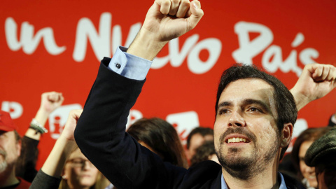 El candidato de IU-Unidad Popular a la Presidencia del Gobierno, Alberto Garzón, tras su intervención en el mitin de cierre de campaña de su partido para las elecciones generales del 20-D, en el Polideportivo Municipal Juan de la Cierva de 