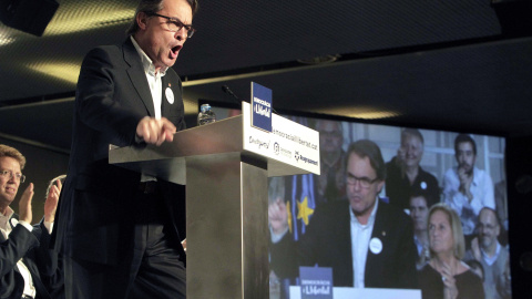 El presidente de la Generalitat en funciones, Artur Mas, durante su intervención en el mitin final de campaña de DiL en Barcelona. EFE/Marta Pérez