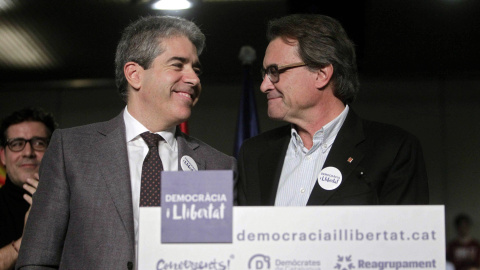 El presidente de la Generalitat en funciones, Artur Mas, junto al cabeza de lista de de Democràcia i Llibertat (DiL), Francesc Homs, durante el mitin final de campaña de DiL en Barcelona. EFE/Marta Pérez